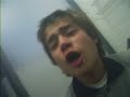 fumando en el baño ctm !!