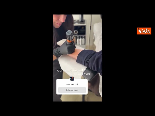 Calenda si fa tatuare e posta il video, sull'avambraccio il tridente dell'Ucraina