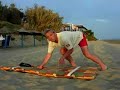 steph nous fait le cam�l�on perdu sur une plage de marbella.  il est tout jaune p�le, mais c'est pas par mim�tisme, c'est son foie qui est un peu malade.