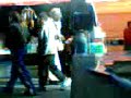 un simpatico viejito bailando musica disco de los 70s