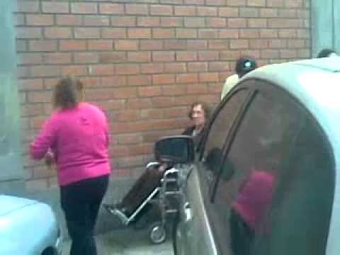 Auto mal estacionado impide el paso de una anciana en silla de ruedas