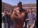 En este video rodado en la Plaza Mayor de Madrid observamos al Chivi rodeado de gente cantando, disfrazado de polla.