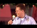 René Riva zingt C'est la vie bij muziekfeest op het plein