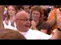René Riva zingt C'est la vie bij muziekfeest op het plein