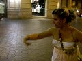 el baile del pollo en paseo de gracia