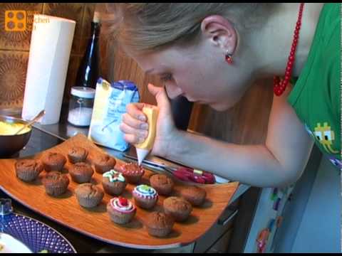 waskochendotch - Die Marroni-Muffins sind Ronjas Party-Hit. «Und immer fragen alle nach dem Rezept», sagt sie. Hier ist es, exklusiv für waskochen.ch. PS: Die Dekostifte, die...