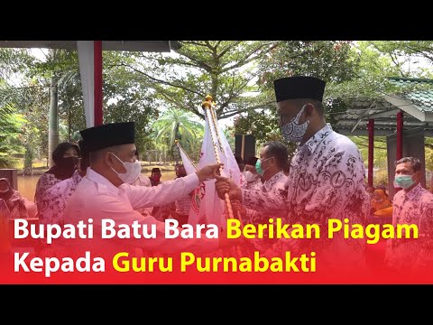 Bupati Batu Bara Berikan Piagam Kepada Guru Purnabakti