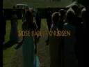 En vista de las críticas he decidido colgar también las versiones originales subtituladas. Éste es el tráiler original de Después de la Boda. En él se pueden apreciar las tres lenguas usadas: inglés (las mujeres que trabajan en el orfanato y del actor Mads Mikkelsen cuando se comunica con hindúes), sueco (el actor Rolf Lassgård, haciendo del personaje de Jørgen) y danés (el resto de los actores).Directora: Susanne Bier.Guionistas: Anders Thomas Jensen, Susanne Bier.Actores: Mads Mikkelsen (Jacob Pederson, director danés de un orfelinato en India), Rolf Lassgård (Jørgen Lennart Hannson, un rico benefactor), Sidse Babett Knudsen (Helene Hannson, su mujer), Stine Fischer Christensen (Anna Hannson, su hija), Christian Tafdrup (Christian Refner, futuro marido de Anna).Jacob Pederson, que dirige un orfanato en India, debe volver a su Dinamarca natal para conseguir los fondos necesarios que mantengan en pie su modesto hogar infantil. Algo que no le hace ninguna gracia, ya que tendrá que convencer a Jørgen, un generoso benefactor para que financie su proyecto. A pesar de no estar muy interesado en las ideas de Jacob, Jørgen parece tener la intención de donarle el dinero e incluso le invita a la boda de su hija Anna. A su llegada a la ceremonia, Jacob descubrirá que la mujer de Jørgen, es una antigua novia suya, algo que será el principio de todos los secretos familiares que todavía tendrá que desvelar no sólo él y que dejarán muy claro que su encuentro no es fortuito.Susanne Bier es una de las directoras de cine más destacadas de Dinamarca. Recientemente estrenó Cosas que perdimos en el Fuego (Things We Lost In The Fire), con bastante éxito. Después de la boda está disponible en castellano y fue estrenada en distintos países de habla hispana. Fue además galardonada con muchos premios y nominada para un Oscar a la mejor película extranjera. A pesar de ser una película larga, su intensidad dramática y el suspense psicológico enganchan al espectador desde el primer minuto, por eso os la recomiendo encarecidamente.