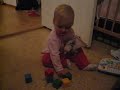 Smilla bygger klossar Smilla bygger klossar