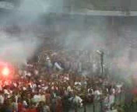 Rookbommen op het veld