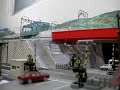 ２列車が踏切を通過します。