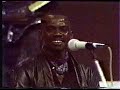 dindo yogo est l'invite de maray maray
ensemble ils chantent musulman de maray