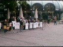 bisher habe ich im caf� kr�pcke nur gute erfahrungen gemacht.
der erdbeerkuchen ist ausgezeichnet und das fr�hst�cksbuffet kann ich auch sehr empfehlen.
die bedienung ist auch in ordnung, aber das haben ja schon alle geschrieben.
die geschichte des caf�s ist um so interessanter:
mit dem kaffe begann alles 1869. 
da verlegte hofkonditor georg robby sein caf� von der leinstra�e hierher (kr�pcke) der platz lag aber damals noch au�erhalb des zentrums und hatte keinen namen. es war ein pavillon aus gusseisen und stahl.
1876 wird das caf� an wilhelm kr�pcke verpachtet, der es bis ins jahr 1919 hinein betrieb.
1910 starb herr kr�pcke und der platz, der sich nun im pulsierenden hannover befand wurde im volksmund kr�pcke genannt.
in den 20er jahren war das cafe der mittelpunkt des hannoverschen kulturlebens. unter anderem  war es der treffpunkt der 