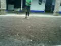 haciendo una canasta en floreo de reata en los pasillos de las caballerisas de la domecq