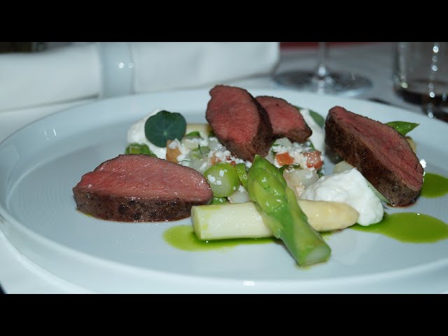 Rücken vom Thüringer Rehbock an Spargelsalat und Petersilienöl
