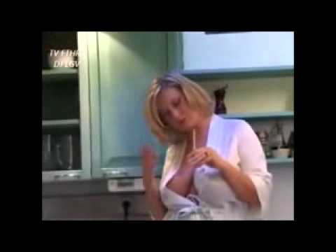 filmando minha tia na cozinha Loira linda coroa sex na cozinha Yo y mi primo CALIENTE EN COCINA