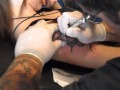Emi fazendo tatuagem