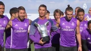 Cristiano Ronaldo posó con el trofeo con la plantilla
