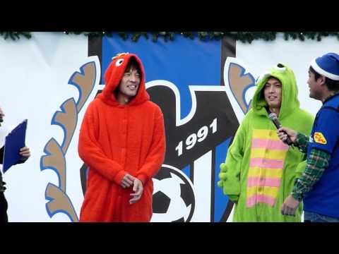 「ガチャピンのコスプレをするガンバ大阪の遠藤保仁が渋い。」のイメージ