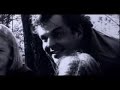 m�sica u2 - drowning man

traducci�n

toma mi mano
sabes que estar� all�
si lo logras yo atravesar�
el cielo por tu amor
porque he prometido
que estar�a contigo esta noche
y para siempre

toma mi mano
sabes que estar� all�
si lo logras yo atravesar�
el cielo por tu amor
y yo comprendo
que estos vientos y mareas
este cambio de los tiempos
no te arrastrar�n
ag�rrate, ag�rrate fuerte
ag�rrate y no dejes que se vaya
mi amor

pasar�n las tormentas
no tardar� mucho
pasar�n las tormentas
pero mi amor durar� para siempre

y toma mi mano
sabes que estar� all�
si lo logras yo atravesar� el cielo
por tu amor
te dar� lo que tengo, cari�o
ag�rrate, ag�rrate fuerte
ag�rrate, ag�rrate fuerte
el�vate y despliega las alas
correr�s como las �guilas, correr�s
correr�s y no te cansar�s

toma mi mano, toma mi mano
ag�rrate, ag�rrate fuerte
ag�rrate, ag�rrate fuerte
este amor durar� para siempre
este amor durar� para siempre
toma mi mano
toma mi mano