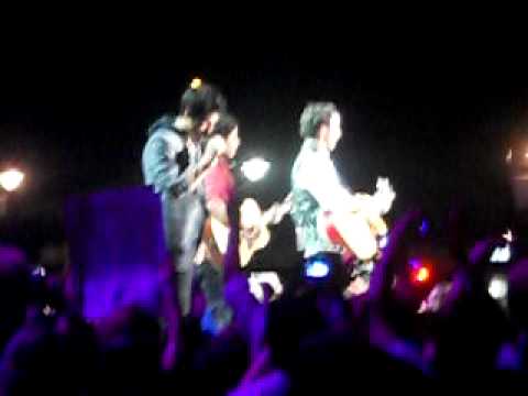 Jonas Brothers & Demi Lovato Rocks Jones Beach  8 21 2010