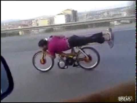 Loco sin casco con la moto