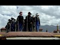 ouvriers chanteur sur le toit du Jokhangà Lhassa (Tibet)