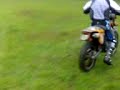 caduta di ale con la moto nella merda