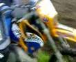 caduta di ale con la moto nella merda