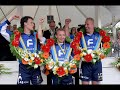 foar alle friezen om utens, w�r dan ek op 'e wr�ld, hjir in stikje fan it heitel�n. 

for all frisians, spread all over the word, here a piece of home.

john wright & rolling home - fries om utens

oh ja 't is wier, ik fiel my hjoed
hiel oars as oars, begryp my goed
myn h�s stie oeral op'e wr�ld
gjin plak w�r't ik sa fan h�ld

ik stiel herten, die oaren sear
makke freonen, ferlean in pear.
de leste dagen bin ik bang
dat ik sa nei dy ferlang.

ik sil dy sizze dat ik grutsk ben
en myn tinzen stean hiel ticht by dy
frysl�n do ropst my, ja ik wol nei h�s
en soe ik oait in frjemde wurde
en dyn gr�n fielt net mear as fan my
frysl�n o frysl�n ik longerje nei dy

o fryske gr�n, do joust my brea
de griene greiden, de lucht fan hea
dyn loften wyld, dyn marren wiid
dat is myn byld fan dy tiid

fertel ferhalen,sjong fan dyn gr�n
it is w�r't eartiids myn libben beg�n
't ferw�ndert my hoe as it kin
dat ik mysels hjoed net bin

ik sil dy sizze dat ik grutsk ben
en myn tinzen stean hiel ticht by dy
frysl�n do ropst my, ja ik wol nei h�s
en soe ik oait in frjemde wurde
en dyn gr�n fielt net mear as fan my
frysl�n o frysl�n ik longerje nei dy

let me tell you that i love you
that i think about you all the time
frysl�n you're calling me
now i'm going home

and if i should become a stranger
you know it would make me more than sad
cause frysl�n is being everything
i've ever had.
