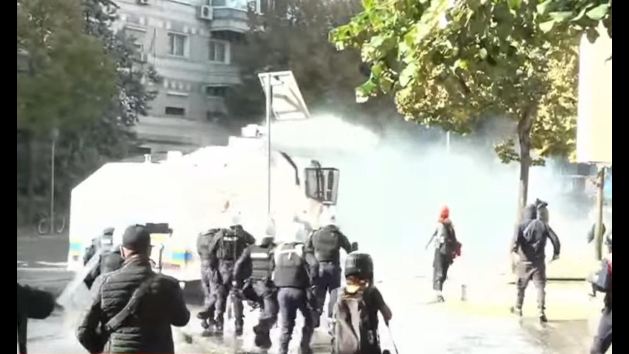 Vijon protesta, Tirana në kaos, sulmohet me gurë dhe sende të forta selia e PS dhe Gjykata e Lartë (LIVE)