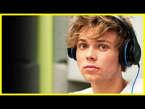 Album - Ashton drops facial hair bombshell on fans and 5SOS tweets album updates! ✰