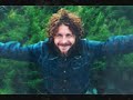 Jovanotti-Safari-Fango-♥Io lo so che non sono soloanche quando sono soloio lo so che non sono soloio lo so che non sono soloanche quando sono solosotto un cielo di stelle e di satellititra i colpevoli le vittime e i superstitiun cane abbaia alla lunaun uomo guarda la sua manosembra quella di suo padrequando da bambinolo prendeva come niente e lo sollevava suera bello il panorama visto dall'altosi gettava sulle cose prima del pensierola sua mano era piccina ma afferrava il mondo interoora la città è un film straniero senza sottotitolile scale da salire sono scivoli, scivoli, scivoliil ghiaccio sulle cosela tele dice che le strade son pericolosema l'unico pericolo che sento veramenteè quello di non riuscire più a sentire nienteil profumo dei fiori l'odore della cittàil suono dei motorini il sapore della pizzale lacrime di una mamma le idee di uno studentegli incroci possibili in una piazzadi stare con le antenne alzate verso il cieloio lo so che non sono soloio lo so che non sono soloanche quando sono soloio lo so che non sono soloe rido e piango e mi fondo con il cielo e con il fangoio lo so che non sono soloanche quando sono soloio lo so che non sono soloe rido e piango e mi fondo con il cielo e con il fangola città un film straniero senza sottotitoliuna pentola che cuoce pezzi di dialoghicome stai quanto costa che ore sonoche succede che si dice chi ci credee allora ci si vedeci si sente soli dalla parte del bersaglioe diventi un appestato quando fai uno sbaglioun cartello di sei metri dice tutto è intorno a tema ti guardi intorno e invece non c'è nienteun mondo vecchio che sta insieme solo grazie a quelli chehanno ancora il coraggio di innamorarsie una musica che pompa sangue nelle venee che fa venire voglia di svegliarsi e di alzarsismettere di lamentarsiche l'unico pericolo che senti veramenteè quello di non riuscire più a sentire nientedi non riuscire più a sentire nienteil battito di un cuore dentro al pettola passione che fa crescere un progettol'appetito la sete l'evoluzione in attol'energia che si scatena in un contattoio lo so che non sono soloanche quando sono soloio lo so che non sono soloe rido e piango e mi fondo con il cielo e con il fangoio lo so che non sono soloanche quando sono soloio lo so che nn sono soloe rido e piango e mi fondo con il cielo e con il fangoe mi fondo con il cielo e con il fangoe mi fondo con il cielo e con il fango
