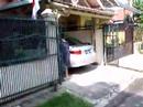 Kevin di depan rumah Kevin di depan rumah