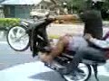 saksikan dimana mat remp-it bt pahat melakukan aksi dijalan raya iaini apache sereng