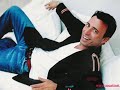 romantik bir şarkıya ne dersiniz..  http://www.youtube.com/watch?v=Qv-c0iLmrvw