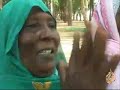 تقرير عبد الباقي عوض / جنوب دارفورتاريخ بث التقرير:31\10\2008 تقوم المرأة المعروفة بالحكّامة فى المجتمع القبلى بدارفور بدور الحافظة لتراث وسير وبطولات رجال القبيلة,, ترويها فى الأفراح والاتراح أيضا. وتخلد الحكّامة الاحداث والمواقف فى أشعار وأغان تخيف من يقع فى الخطأ. ونظرا للتأثير الواضح للحكامات على مجريات الامور, فإن جدلا يدور بشأن علاقة دورها بتدهور الوضع الامنى فى اقليم دارفور.