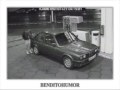 Mujer repostando gasolina