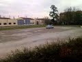 Matteo e la macchina dei suoi si dilettano in un drift molto casereccio nel parcheggio delle poste..