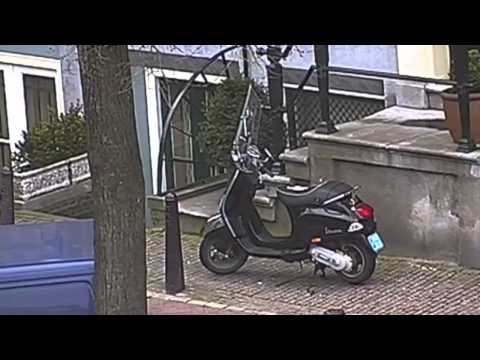 gestolen - Samenvatting van de uitzending van Powlitie van Powned. In deze uitzending wordt aangetoond dat het terugvinden van een scooter eenvoudig is door middel van ...