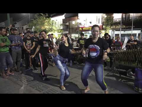 JURAGAN EMPANG -- PENGAMEN ANGKLUNG RAJAWALI MALIOBORO YOGYAKARTA