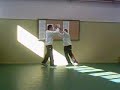 un par de individuos bailando