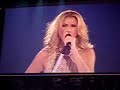 Céline nous sort le grand jeu sur cette chanson. Une vraie majorette en puissance !