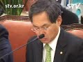 원혜영 대표, 국회를 폄하하는 윤증현 장관 발언에 분개 민주당 원혜영 원내대표는 윤증현 기획재정부 장관이 국회를 깽 판이라고 하더니 어제는 어느 강연에서 입법부가 입법 활동을 잘 하고 있는지 자문해 봐야 한다고 타일렀다는 발언을 소개하면서, 이명박 대통령이 국회를 무시하니까 이제 장관들까지 국회를 거침없이 폄하하고 있다고 분개했다. 원 대표는 망둥어가 뛰니 꼴뚜기도 뛴다는 말로 비유하면서, 기획재정부의 경제활성화지원세재개편안 발표는 그 내용도 문제지만 국회에서 세제개편안이 처리되지도 않은, 즉 법이 바뀌지도 않았는데 바로 시행을 하는 편법을 자행했다면서 기획재정부가 삼권분립을 무시하는 처사를 밥 먹듯이 자행하고 있다고 비난했다. 이러한 국회 무시 형태는 결국 대통령의 속도 전에 맹종해서 싸우라면 싸우고 밀어붙이라고 하면 밀어붙이면서 스스로 국회 권위와 역할을 포기한 한나라당과 직권상정을 남용하고 한나라당과 청와대의 압력에 굴복한 국회의장에게 책임의 화살을 돌렸다. 【임창용 기자 news@stv.or.kr】 www.stv.or.kr
