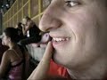 il ricco e noah le icone di youtube.ricco su panorama..stadio s.paolo 21/08/2008 21 agosto 2008 napoli juventus milan juventus juventus napoli gol paloschi rigori napoli juventus parata chimenti rigori milan juve rigore pavel nedved trofeo birra moretti canale 5 telecronaca sandro piccinini altissimo livello aldo serena .
trofeo moretti, juve di rigore
e ranieri scopre giovinco
stampa articolo stampa articolo | invia articolo invia articolo | commenti:23 di' la tua
i bianconeri battono milan e napoli dagli undici metri dopo due 0-0. paloschi firma l'unica rete su azione della serata contro gli azzurri di reja. tanti i giovani in vetrina, su tutti il mini-talento ex empoli
il giovane russotto in uno contro uno su seedorf. ansa
il giovane russotto in uno contro uno su seedorf. ansa
napoli, 21 agosto 2008 - il calcio d'agosto va preso con le molle. questo luogo comune, � fin troppo abusato, ma torna utile per commentare il trofeo birra moretti, disputato da juventus, milan e napoli, tre grandi del nostro calcio troppo rimaneggiate nell'occasione. il successo va alla juve , per la 6� volta, che batte 5-4 ai rigori sia il milan che il napoli. oltre agli infortuni, anche il mercoled� dedicato alle nazionali toglie di scena molti potenziali protagonisti. la juve accoglie a braccia aperte il talento di sebastian giovinco, fresco di ritorno da pechino e subito a suo agio da spalla di amauri.
juventus-napoli 5-4 dopo i rigori - ranieri, che tra infortuni e impegni con le nazionali, � privo di una decina di giocatori, schiera una squadra molto giovane con nedved e lo stakanovista legrottaglie, che nemmeno 24 ore dopo aver sfiorato il gol vittoria dell'italia contro l'austria a nizza, d� ripetizioni all'interessante baby ariaudo in mezzo alla difesa. a cinque giorni dal ritorno di champions con l'artmedia, tutti gli occhi sono puntati su de ceglie e soprattutto giovinco. il terzino rinnova l'impressione di essere un giocatore solido: molinaro dovr� fare i conti con lui per la maglia da titolare. il trottolino ex empoli affianca amauri nel 4-4-2 bianconero. si vede che dopo il viaggio da pechino non � ancora al meglio, ma un paio di sue giocate sono permesse solo a giocatori di classe e l'azione con cui l'erede di del piero sfiora il gol nel finale lo dimostra. reja � senza hamsik, lavezzi, mannini e navarro. a fianco di zalayeta, che torna in campo dopo il crac al ginocchio di marzo ed � molto indietro, c'� l'eroe della promozione in a di due anni fa, quel de zerbi che non pare destinato ad avere molto spazio, ma che al 40' va vicino al gol su punizione. le due squadre non si dannano pi� di tanto e i centrocampisti faticano ad accompagnare l'azione. cos� le emozioni sono poche: fausto rossi, ben imbeccato da ekdal, sbaglia una buona occasione, poi rinaudo non approfitta dell'ennesima papera di chimenti in questo precampionato. amauri si muove bene e ma � impreciso, cos� l'epilogo ai rigori non stupisce nessuno e dagli 11 metri l'errore decisivo � quello di de zerbi in apertura.
milan-napoli 1-0 - per il giovane paloschi arriva la soddisfazione del primo gol in un pre-campionato che lo ha visto sempre in campo viste le nobili assenze. il rossoneri battono cos� il napoli 1-0 ed � un verdetto giusto. come anticipato da ancelotti, � un milan in maschera quello che scende in campo al san paolo. i baby darmian e albertazzi assaggiano un palcoscenico prestigioso insieme ai pi� collaudati paloschi, viudez e cardacio. i rossoneri con seedorf e inzaghi (che uscir� per infortunio, non sembra nulla di grave ma la coscia � la destra, quella che fin qui l'ha fatto penare) hanno qualit� in avanti e in avvio proprio l'olandese e superpippo vanno vicini al gol. il napoli non si fa mai vedere dalle parti di dida, che per� si mostra subito incerto su un tirocross di russotto e fa rivedere i fantasmi ai suoi tifosi quando in uscita travolge favalli e regala ancora a russotto una palla gol non sfruttata. i
juventus-milan 5-4 dopo i rigori- le due formazioni sono lontane anni luce da quelle titolari, ma sono i ragazzini della juve a farsi preferire a quelli del milan dopo che in avvio kalac risponde alla grande sul bel colpo di testa di amauri. un'azione avviata da nedved (uscito nel finale per una botta al polpaccio) sulla sinistra e proseguita da rossi e pasquato meriterebbe il gol, ma il baby-bianconero spreca dopo essersi liberato benissimo in area. i bianconeri giocano meglio anche nel secondo minitempo, ma manca qualcosa in fase di rifinitura e sono necessari ancora i rigori, con la juve che anche stavolta esce vincitrice.
pechino 2008 bolt uomo pi� veloce del mondo record 100 metri.grampremio valencia formula uno calcio juve.