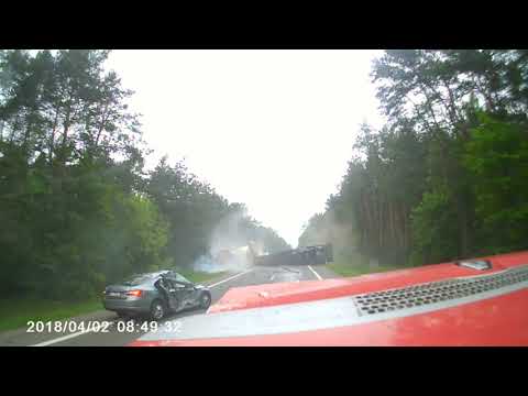 3 TIRy vs osobówka. Nagranie z dużego wypadku w Unierzyżu