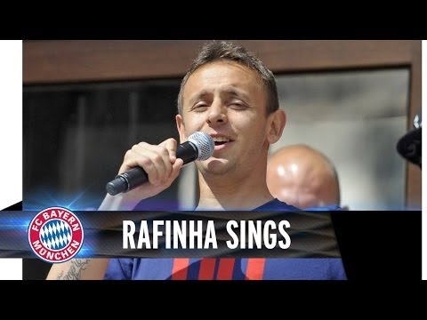 Rafinha sings, Dante laughs Rafinha sings, Dante laughs