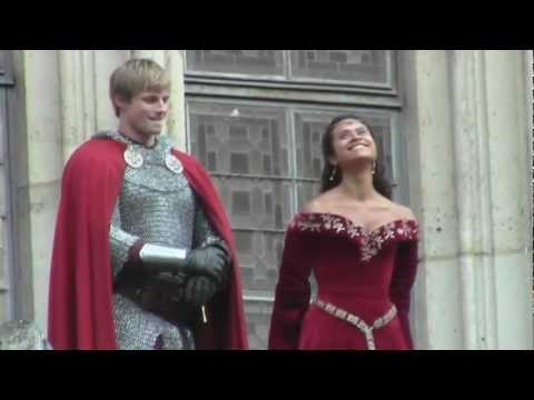 Bradley amusing Angel on set