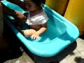 ochibi tomando un baño en el patio trasero