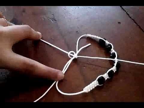 comment faire un shamballa - Voici une vidéo pour vous aider à réaliser un shamballa...avec l'aide de Sabrina ... et pour vos créations rendez vous sur www.lamerceriecreative.com.